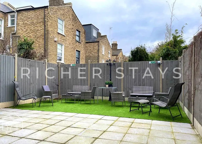 Hackney Suites - En-Suite Rooms & Amenities