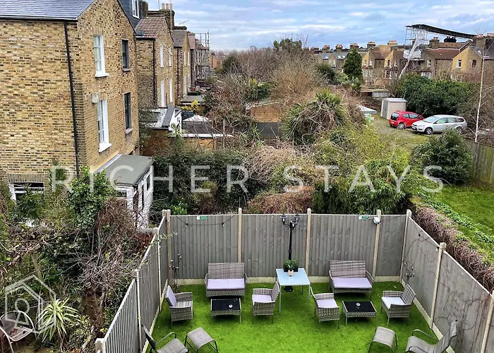 Hackney Suites - En-Suite Rooms & Amenities